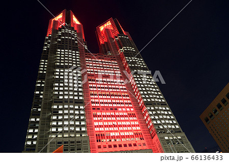 東京アラート 赤い東京都庁 66136433