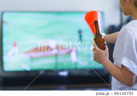 家でスポーツをテレビ観戦する若い女性のイメージ【プロ野球の動画配信サービス】 家でスポーツをテレビ観戦する若い女性のイメージ【プロ野球の動画配信サービス】 66136795