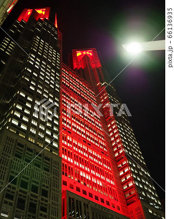 東京アラートで赤く光る都庁庁舎2 66136935