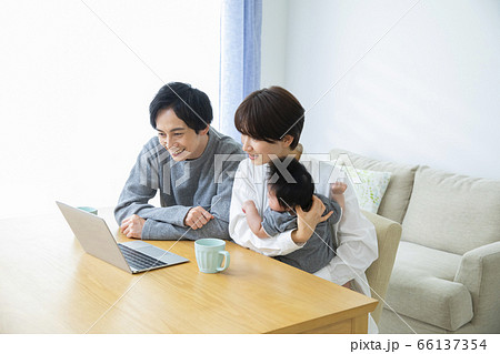 ファミリー　家族　赤ちゃん　育児　ノートパソコン　インターネット 66137354