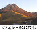 朝焼けの由布岳 66137541