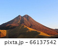 朝焼けの由布岳 66137542