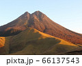 朝焼けの由布岳 66137543
