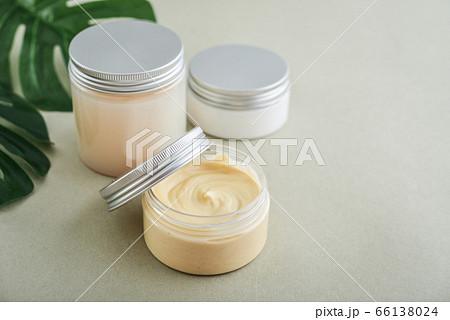 Open cosmetic cream container Open cosmetic cream container 66138024