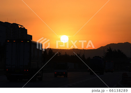 日の出 し 高速道路 66138289