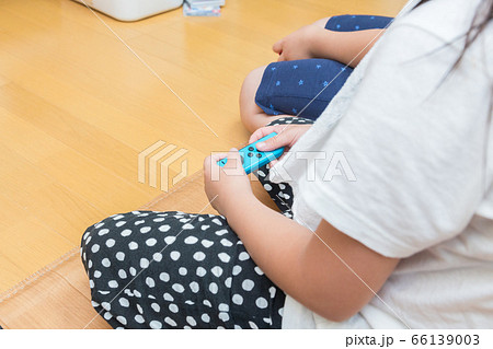 テレビゲームをする子供の手元 テレビゲームをする子供の手元 66139003