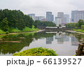 桜田濠に映る桜田門と丸の内ビル群 66139527