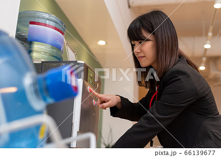 飲み物を飲むビジネスウーマン 66139677