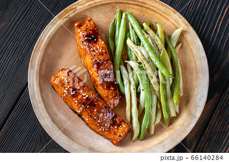 Teriyaki salmon with beans 66140284