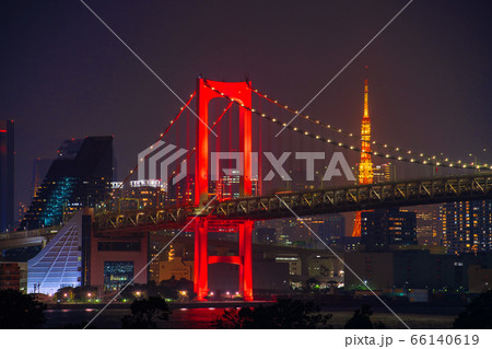 日本の東京都市景観　「東京アラート」発動で赤くライトアップされている東京レインボーブリッジ 66140619