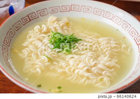 ネギを乗せたインスタントラーメン 塩 ネギを乗せたインスタントラーメン 塩 66140624