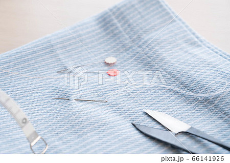 布と針とはさみ 66141926