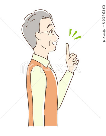 笑顔で指をさす男性の横顔 66143335