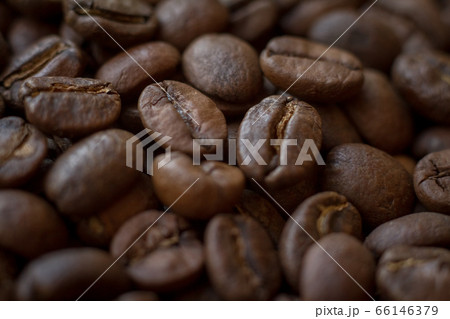 Extremely close-up background roasted coffee beans 66146379