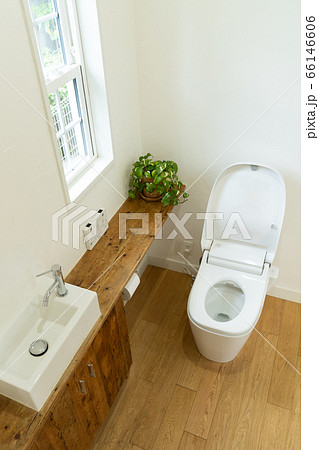 窓のあるおしゃれなトイレの写真素材