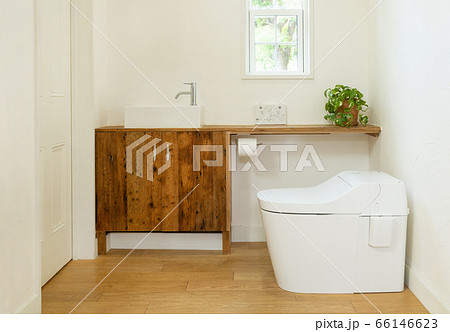 窓のあるおしゃれなトイレ 66146623