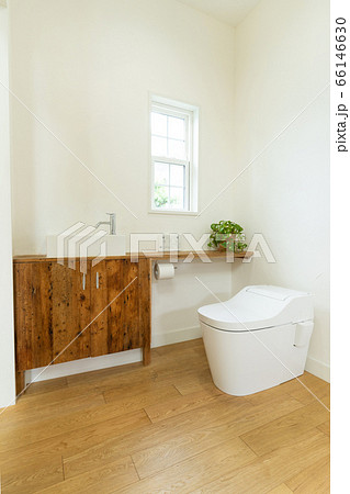 窓のあるおしゃれなトイレ 窓のあるおしゃれなトイレ 66146630