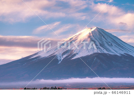 河口湖から見た朝日を浴びる富士山 山梨県 の写真素材