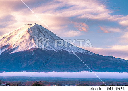 河口湖から見た朝日を浴びる富士山 山梨県 の写真素材