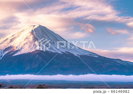 河口湖から見た朝日を浴びる富士山 山梨県 の写真素材