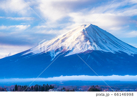 河口湖から見た朝日を浴びる富士山 山梨県 の写真素材