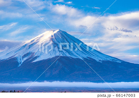 河口湖から見た朝日を浴びる富士山　【山梨県】 66147003
