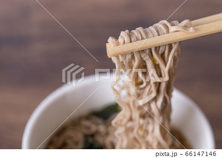 【カップ麺　そば】 66147146