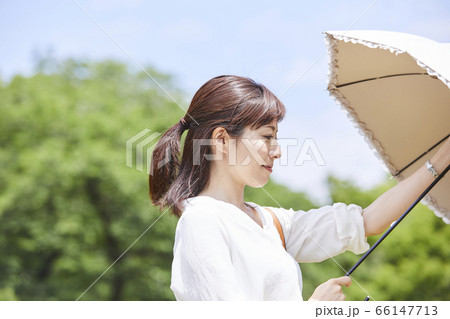 青空の下で日傘をさす女性 青空の下で日傘をさす女性 66147713