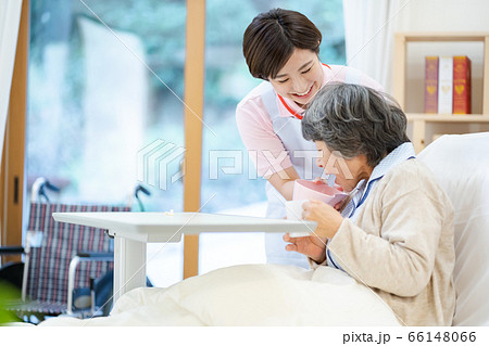 介護イメージ　シニア　デイケア　介護福祉士　老人ホーム 66148066