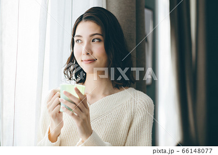 コーヒー 若い女性 66148077
