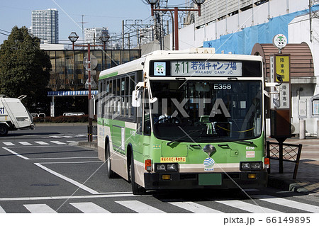 新木場駅を発車する都営バス 木11 新木場循環 の写真素材
