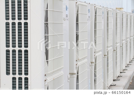 スーパーの外に設置された多数のエアコンの屋外機 66150164