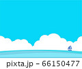青空と夏雲と海に浮かぶヨットのイラスト 66150477
