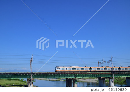 快晴の空と奥多摩の山並みを背景に多摩川橋梁を渡る中央線E233系電車 快晴の空と奥多摩の山並みを背景に多摩川橋梁を渡る中央線E233系電車 66150620