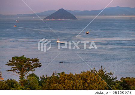 《岡山県》瀬戸内海の夕暮れ・鷲羽山より 《岡山県》瀬戸内海の夕暮れ・鷲羽山より 66150978