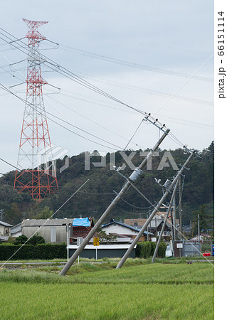 袖ケ浦市、台風で傾いた電柱 袖ケ浦市、台風で傾いた電柱 66151114