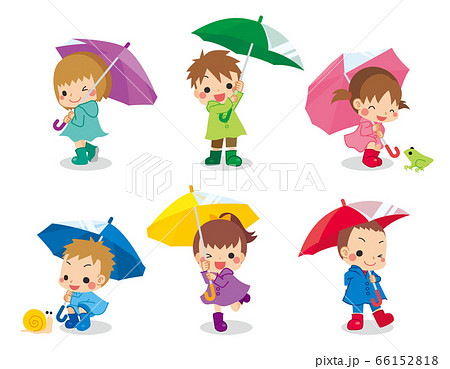レインコートを着て傘を差している可愛い子どもたちセットのイラスト素材