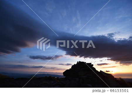 早朝の山頂の風景（北海道） 66153501