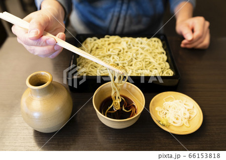 Japanese soba noodle with dipping sauce 66153818