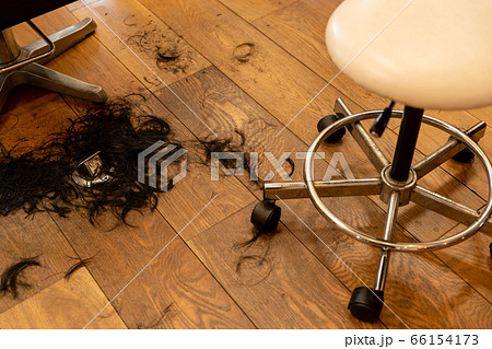 切った髪が床に落ちているイメージの写真素材