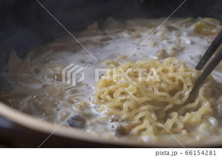 鍋のシメの煮込みラーメン 66154281