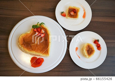 Baked Cheese Cake with Strawberry and Jam 66155426