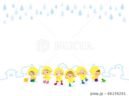 雨の降るのどかな町でお揃いのレインコートを着てはしゃぐ小さな子どもたちのイラスト素材
