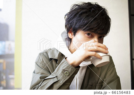 マグカップを持つ男性の写真素材