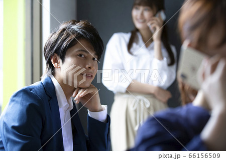 仕事中の若いビジネスマン 66156509