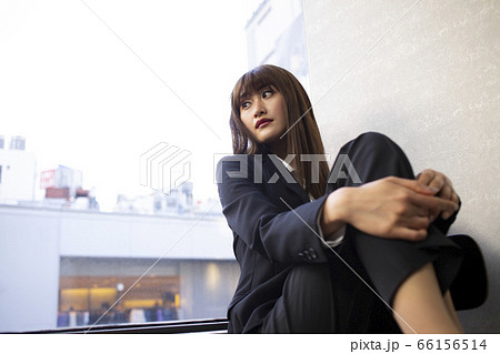 窓辺に座る女性 66156514