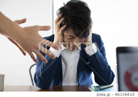 苦悩するビジネスマン 66156610