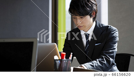 パソコンを見るビジネスマン パソコンを見るビジネスマン 66156620