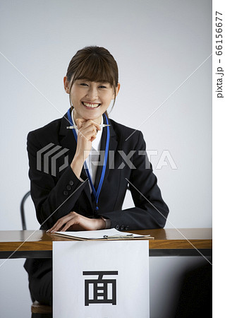 面接をする女性 66156677