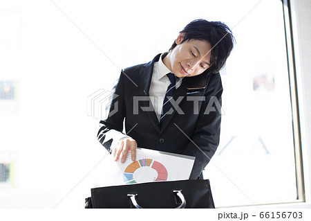 電話をするビジネスマン 66156703